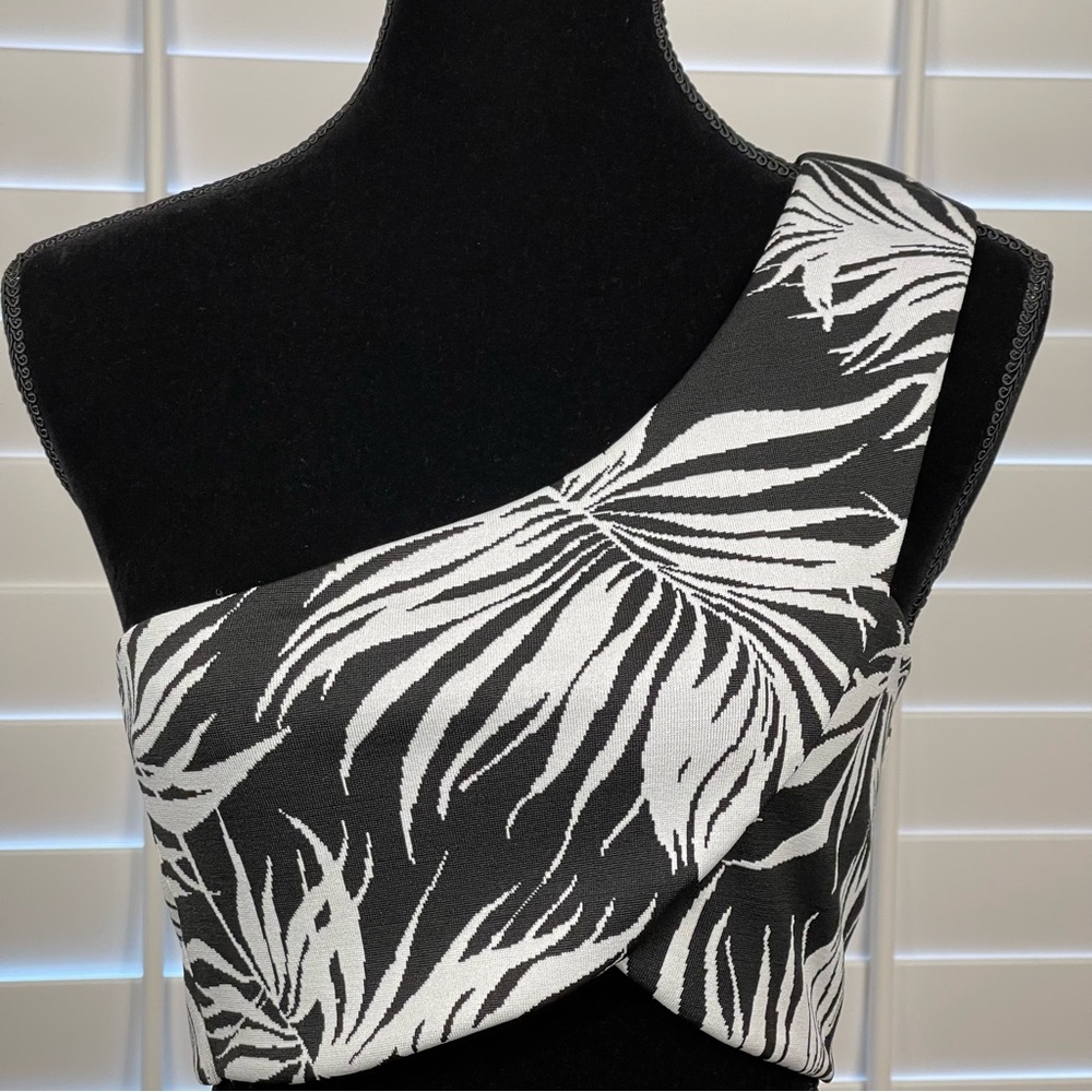 Zara Tropical One Shoulder Black White Crop Top Jacquard Women’s Size Large NWT